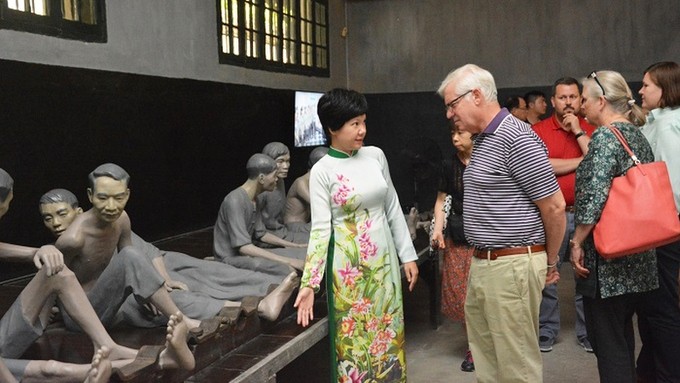 Foreign tourists visiting Hoa Lo Prison (Photo: hoalo.vn)