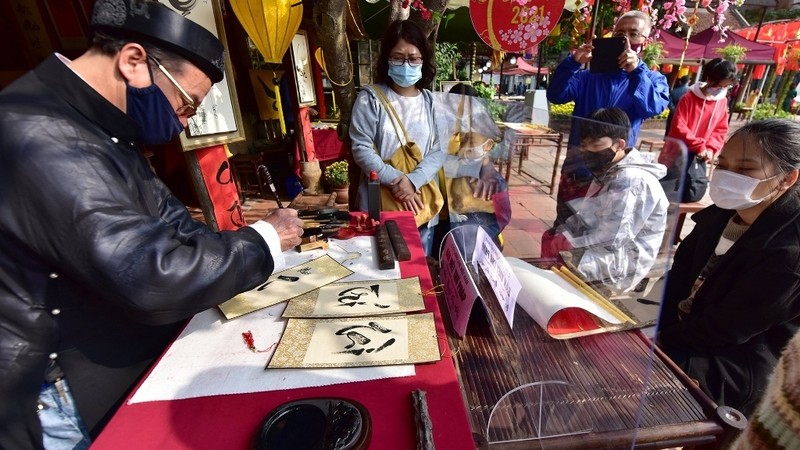 Calligraphy writing at the Temple of Literature complex (Photo: Nhan Dan)