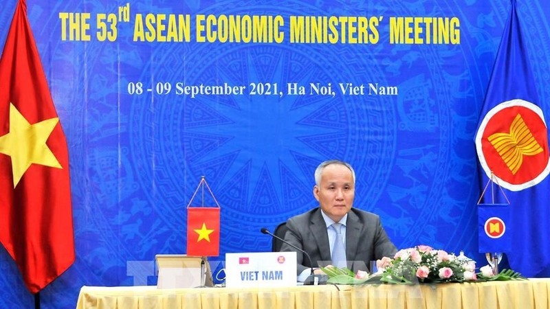Deputy Minister of Industry and Trade Tran Quoc Khanh at the virtual meeting (Photo: VNA)
