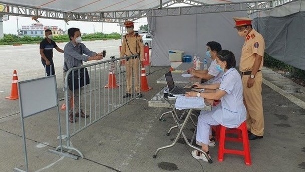 At a COVID-19 checkpoint in Hanoi (Photo: VNA)