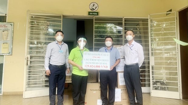 The Ho Chi Minh City Committee for Overseas Vietnamese Affairs presents aid donated by a humanitarian fund of Vietnamese women in Europe to the Cho Ray Hospital on September 15 (Photo: VNA)