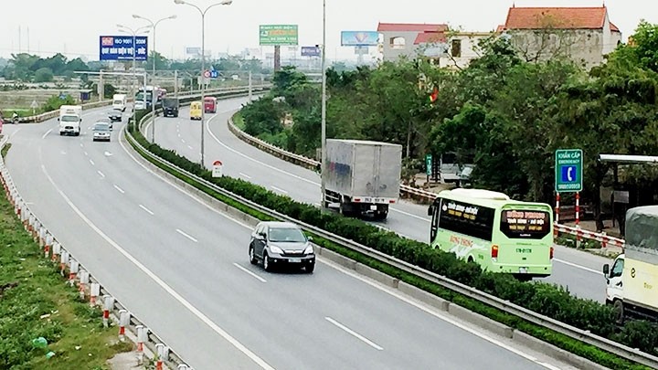 Road network is also defined as a flexible and effective means of transport for short and medium distances, less than 300km. (Illustrative image/Photo: HAI NAM)