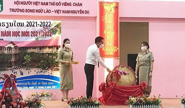 First Secretary of the Vietnamese Embassy in Laos Tran Dai Thang beats the drum to open the new school year 2021-2022. (Photo: VNA)