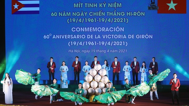 A performance at a ceremony in Hanoi to mark Cuba's Giron Victory (Photo: VNA)