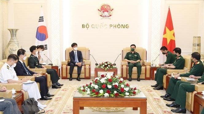 Defence Minister Phan Van Giang hosts a reception for ROK Vice Minister of National Defence Park Jae-min (Photo: VNA)