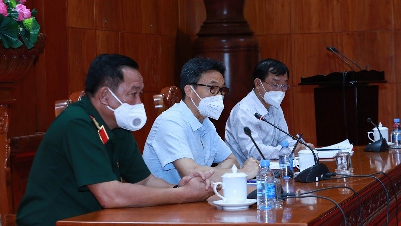 Deputy PM Vu Duc Dam (C) at the meeting with Tien Giang leaders on COVID-19 prevention and control (Photo: VGP)