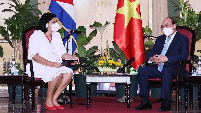 President Nguyen Xuan Phuc and First Vice President of the Cuban Institute for Friendship with the Peoples (ICAP) Noemi Rabaza Fernandez (Photo: VNA)