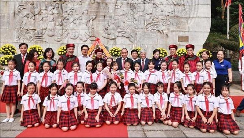 President Nguyen Xuan Phuc with the students at the Special National Historical Relic Site of Hung Kings Temple in the northern province of Phu Tho, April 21, 2021. (Photo: VNA)