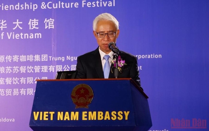 Vietnamese Ambassador to China Pham Sao Mai speaks at the event. (Photo: NDO/Vi Sa)