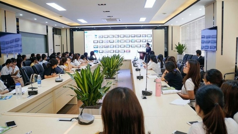 Foreign Trade University students participate in a communication skills class taught by Japan Airlines (JAL). (Photo: Foreign Trade University).