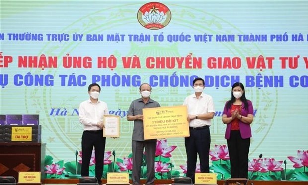 At a ceremony to hand over the aid (Photo: VNA)