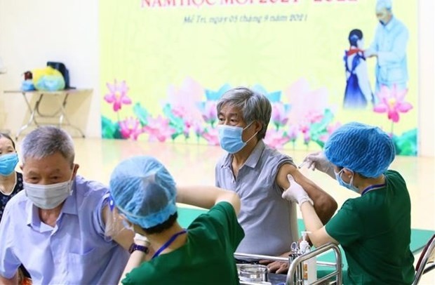 The elderly in Hanoi get vaccinated against COVID-19 (Photo: VNA)