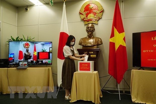 The Vietnamese Consulate General in Fukuoka city raises money in support of Vietnam’s national COVID-19 vaccine fund. (Photo: VNA)
