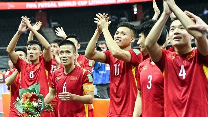 Vietnamese players salute fans after the match with the Czech Republic. (Photo: VFF)
