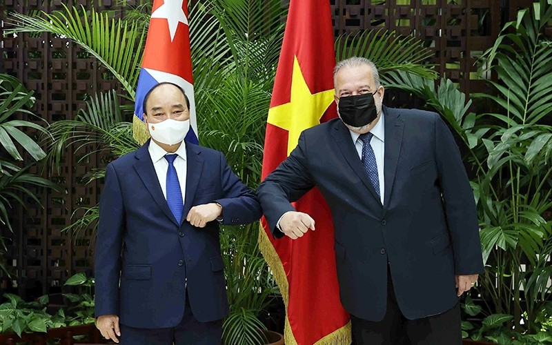 President Nguyen Xuan Phuc (L) and Cuban Prime Minister Manuel Marrero Cruz. (Photo: VNA)