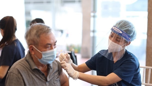 A man gets vaccinated against COVID-19 in Hanoi's Hoan Kiem district. (Photo: VNA)