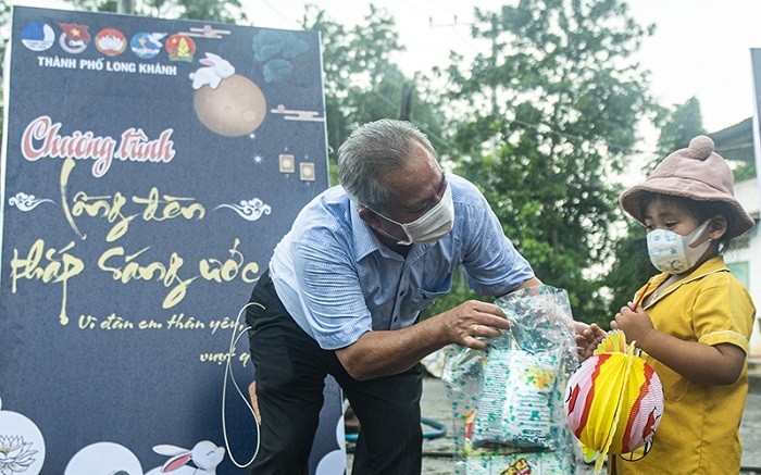 Gifts presented to a child in Bao Vinh Ward, Long Khanh City, Dong Nai Province, on the occasion of Mid-Autumn Festival.