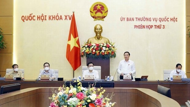 NA Vice Chairman Nguyen Khac Dinh (standing) addresses the September 20 sitting of the NA Standing Committee. (Photo: VNA)