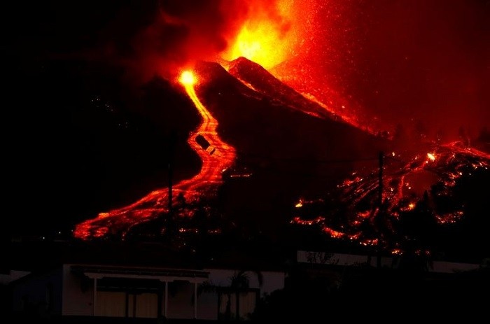 Lava flows next to a house following the eruption of a volcano in the Cumbre Vieja national park at El Paso, on the Canary Island of La Palma, September 19, 2021. (Photo: Reuters)