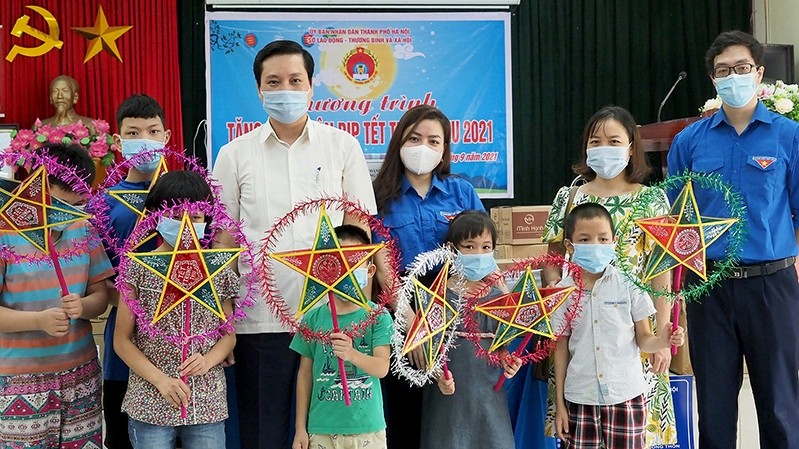 At the gift-giving event for children at the Hanoi Centre for Nurturing the Elderly and Children with Disabilities.