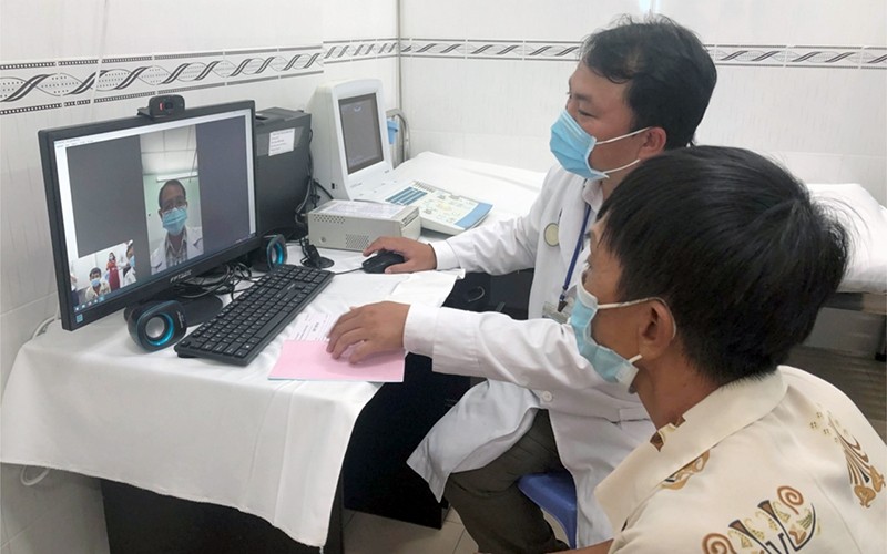 A staff member at Vinh Loc A Commune’s medical station in Binh Chanh District, Ho Chi Minh City using a consultation app to receive advice from a doctor from Nguyen Tri Phuong Hospital. (Photo: Thanh Tung)