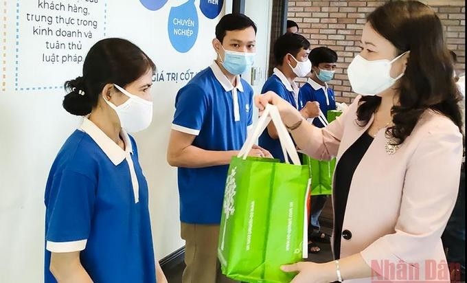 Vice President Vo Thi Anh Xuan presents gifts to workers at the Vinh Hoan company. (Photo: NDO)
