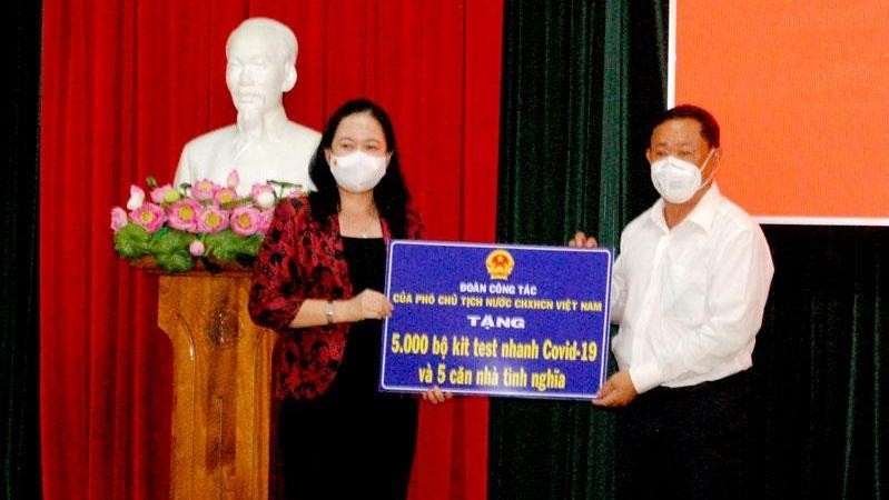 Vice President Vo Thi Anh Xuan presents medical supplies to An Giang Province.