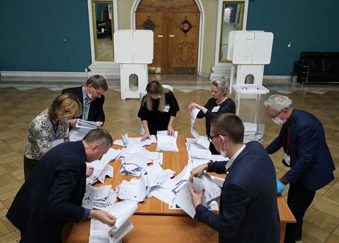 Members of a local election commission count ballots at a polling station inside Kazansky railway terminal after polls closed during a three-day long parliamentary election in Moscow, Russia September 19, 2021. (Photo: Reuters)  
