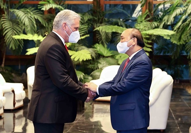 First Secretary of the Communist Party of Cuba Central Committee and President of Cuba Miguel Díaz-Canel Bermúdez (L) welcomes Vietnamese President Nguyen Xuan Phuc in Havana on September 19 (local time) (Photo: VNA)