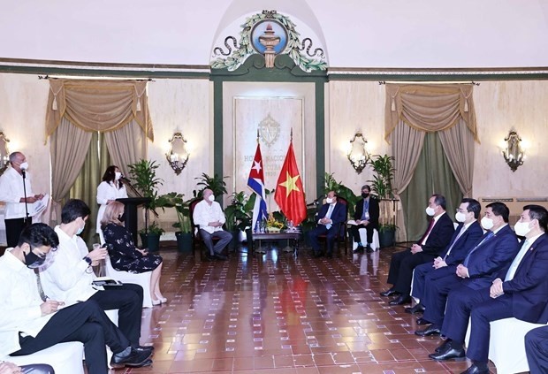 President Nguyen Xuan Phuc (R) receives Cuban Minister of Foreign Trade and Investment Rodrigo Malmierca Díaz.  (Photo: VNA)