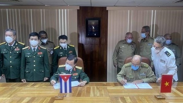 Deputy Minister of National Defence Sen. Lt. Gen. Hoang Xuan Chien (left) and Minister of the Cuban Revolutionary Armed Forces Alvaro Lopez Miera ink a plan for defence cooperation for 2020 – 2022. (Photo: VNA)