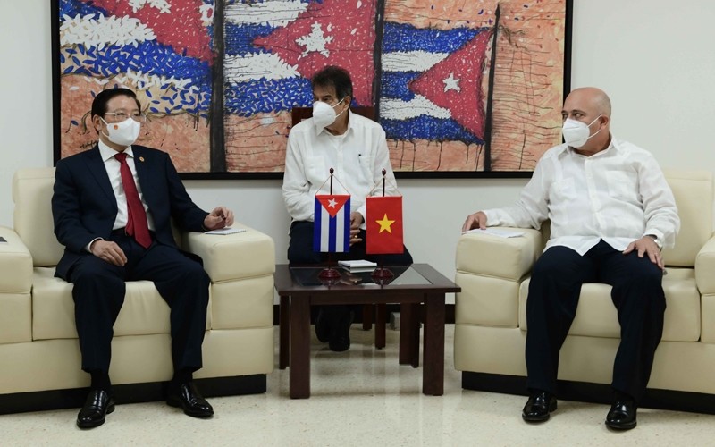 Phan Dinh Trac (L), Politburo member, Secretary of the Party Central Committee and Chairman of the Party Central Committee’s Commission for Internal Affairs meets Roberto Morales Ojeda, Politburo member and Secretary of Organisation and Cadre Policy of the Communist Party of Cuba (CPC)’s Central Committee.  (Photo: VNA)
