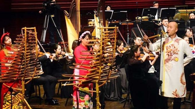 Conductor Dong Quang Vinh at a concert. (Photo: NDO)