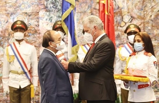 Cuban President Miguel Díaz-Canel Bermúdez presents President Nguyen Xuan Phuc with the José Martí Order in recognition of the Vietnamese leader’s contributions to the enhancement of the historical friendship, solidarity and cooperation between Cuba and Vietnam. (Photo: VNA)