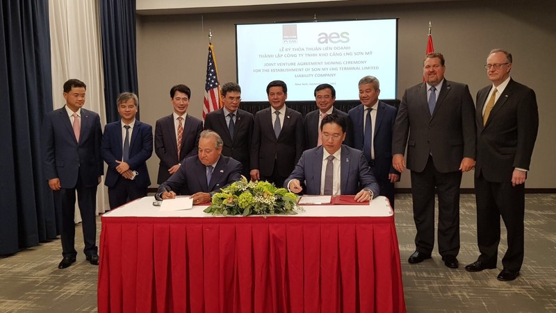 The signing ceremony to establish the joint venture Son My LNG Port Warehouse Co., Ltd. (Photo: VNA)