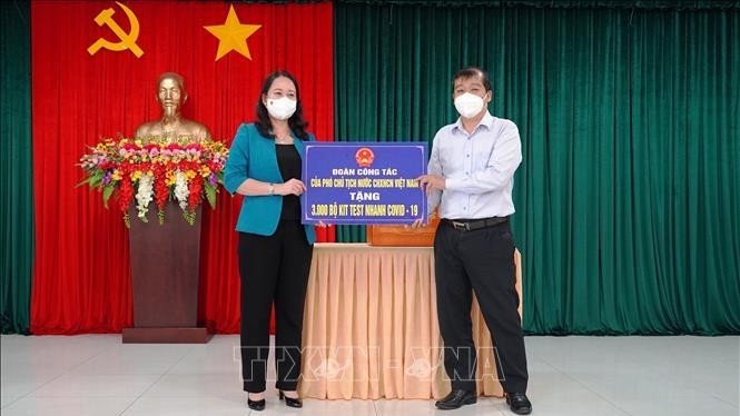 Vice President Vo Thi Anh Xuan donates test kits to Tay Ninh Province. (Photo: VNA)