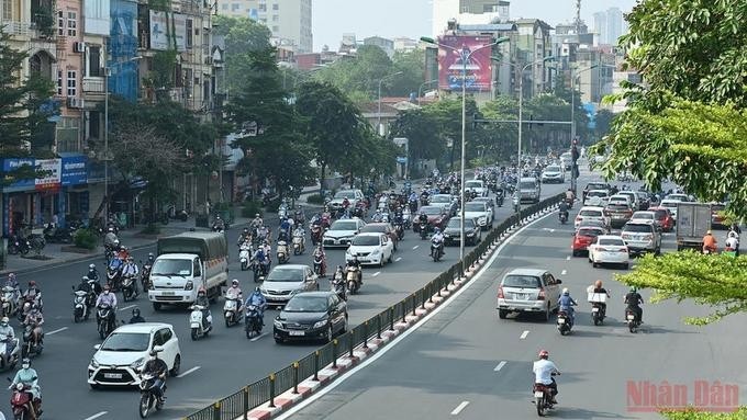 Since 6am on September 21, the first day after Hanoi adjusted COVID-19 prevention and control in the new situation, the number of vehicles has increased.