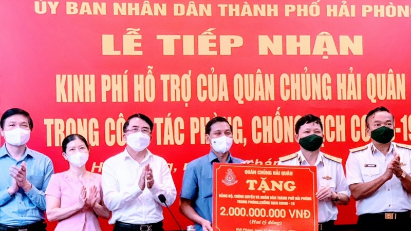 Hai Phong city's COVID-19 prevention and control fund received VND 2 billion from the Vietnam People's Navy and Saigon Newport Corporation (SNP) on September 21.