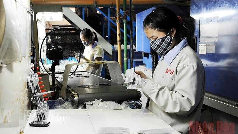 The production of plastic shells for electronic devices at VS Industry Vietnam JSC, Que Vo Industrial Park, Bac Ninh province. (Photo: TRAN HAI)