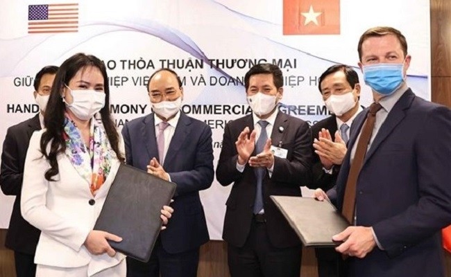 At the signing ceremony between firms of Vietnam and the US (Photo: VNA)