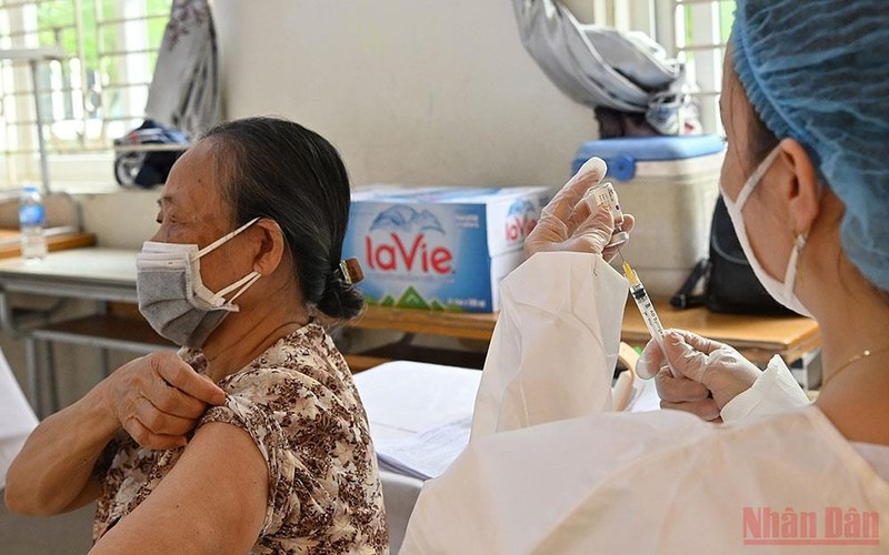 A woman gets vaccinated against COVID-19 in Hanoi. (Photo: NDO/Dang Anh)
