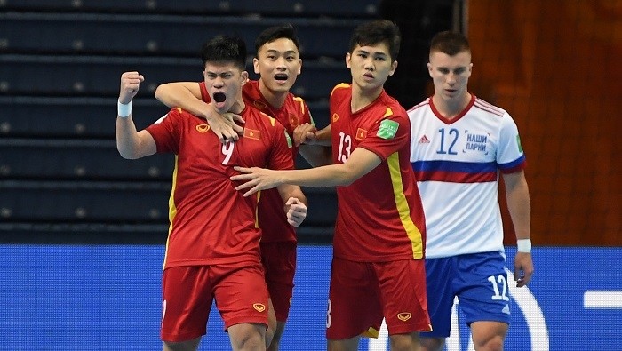 Nguyen Dac Huy (No. 9) celebrates with teammates after scoring Vietnam’s first goal during the FIFA Futsal World Cup 2021 Round of 16 match between Football Union of Russia and Vietnam at Vilnius Arena in Vilnius, Lithuania, on September 22, 2021. (Photo: FIFA)