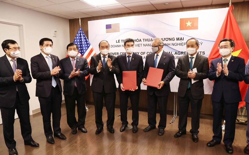 President Nguyen Xuan Phuc witnesses the signing ceremony between PV GAS and US-based AES Corporation. (Photo: VOV)