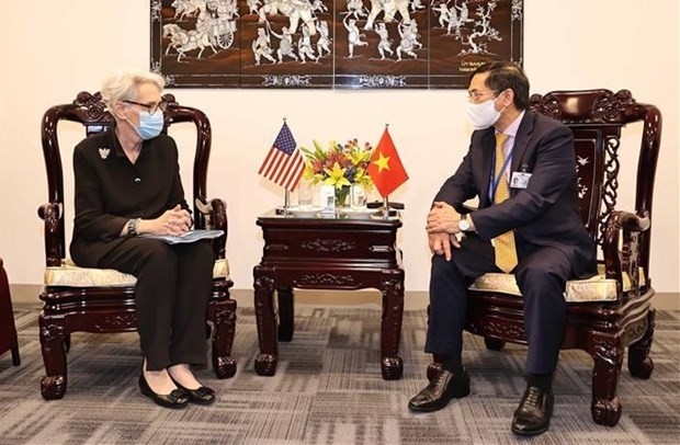 Vietnamese Minister of Foreign Affairs Bui Thanh Son (R) meets US Deputy Secretary of State Wendy Sherman. (Photo: VNA)