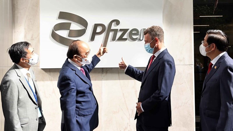 President Nguyen Xuan Phuc visits US pharmaceutical company Pfizer. (Photo: VNA)