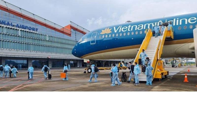 The flight arrives at Van Don International Airport. (Photo: NDO)