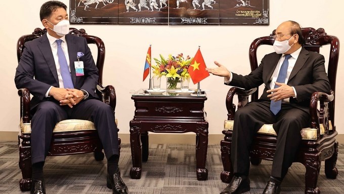 President Nguyen Xuan Phuc (right) and Mongolian President Ukhnaagin Khurelsukh. (Photo: VNA)