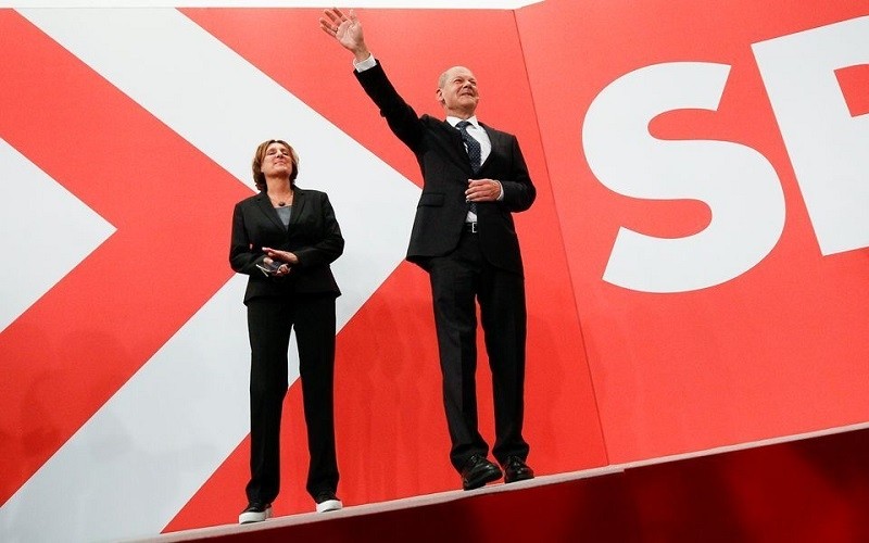 Social Democratic Party (SPD) leader and top candidate for chancellor Olaf Scholz and his wife Britta Ernst react after first exit polls the general elections in Berlin, Germany, September 26, 2021. (Photo: Reuters)