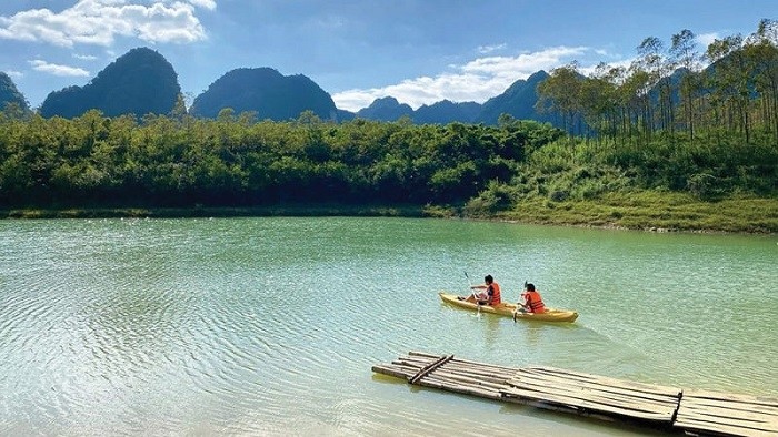 Visitors kayaking on Nong Dung Lake (Photo: Thuy Linh)