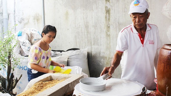 Locals in Can Tho City are making rice noodles. (Photo: NDO)